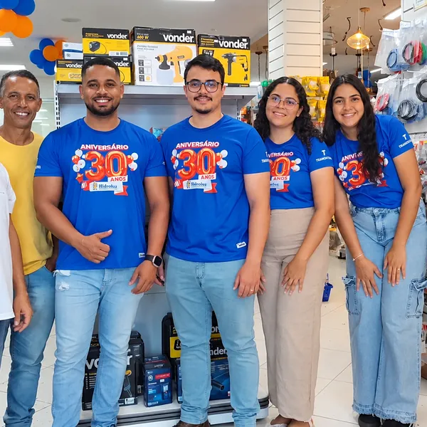 Equipe da Hidroluz com a camisa comemorativa de 30 anos dentro da loja
