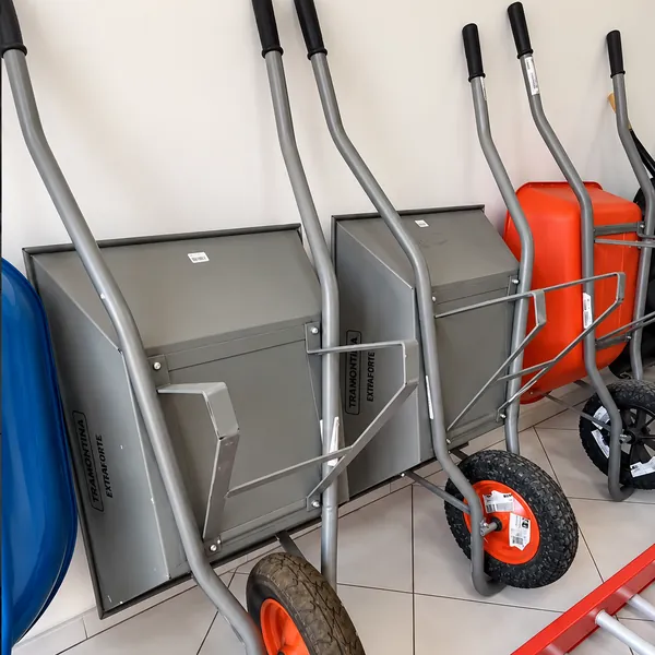 Carrinhos de mão Tramontina expostos na Hidroluz